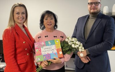 DG Termināla valdes loceklis svinīgi pasniedz Draudzīgā aicinājuma vidusskolai izglītojošo galda spēli “Zemes stunda”